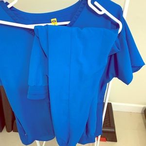 Wonder Wink women’s royal blue scrub size M